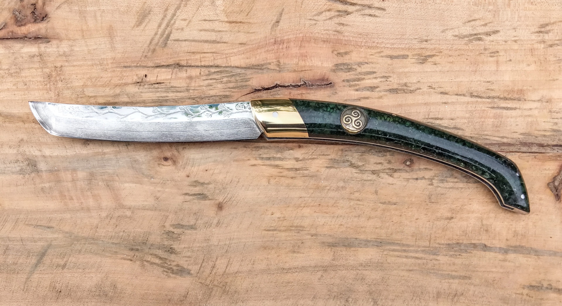 C'hwerzher bras (le cachalot) lame suminagashi gravée, mitre bronze et manche bulles aquatiques en résine maison